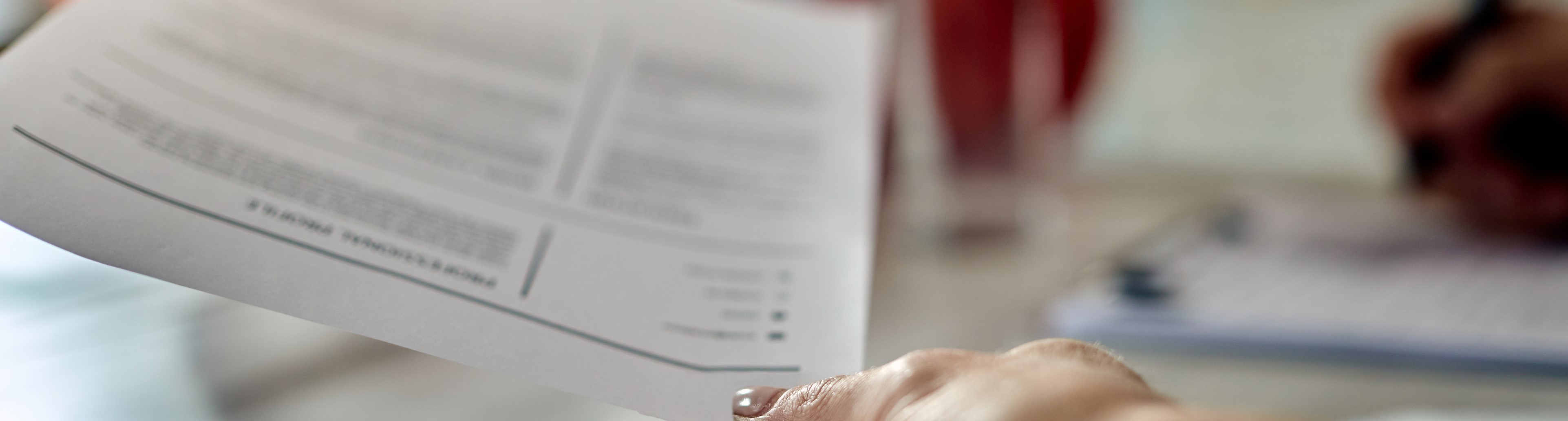 Antrag auf Papier mit Hand
