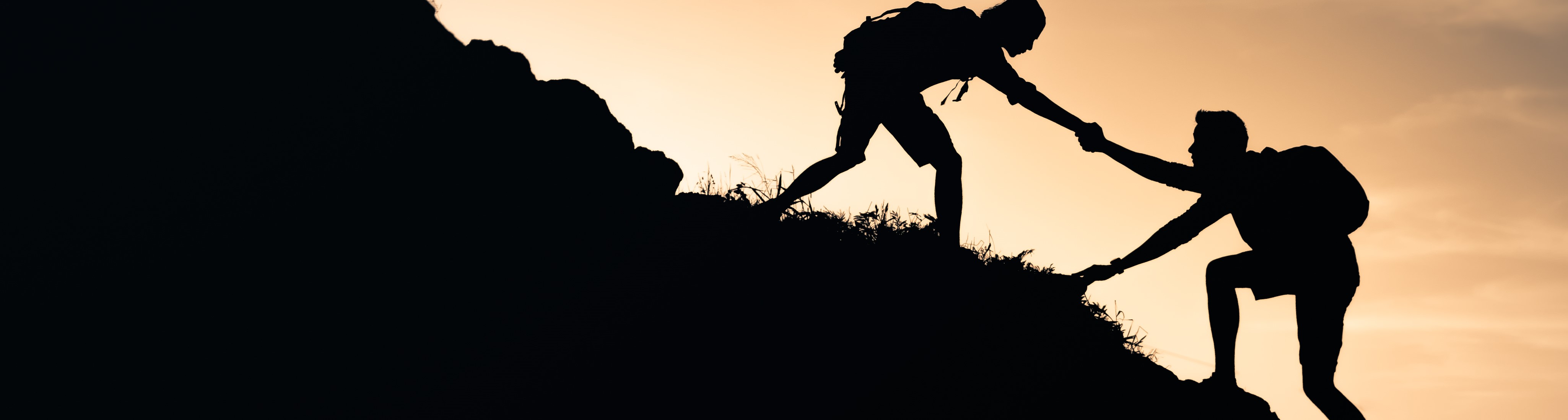 Bergsteiger im Abendlicht im Profil
