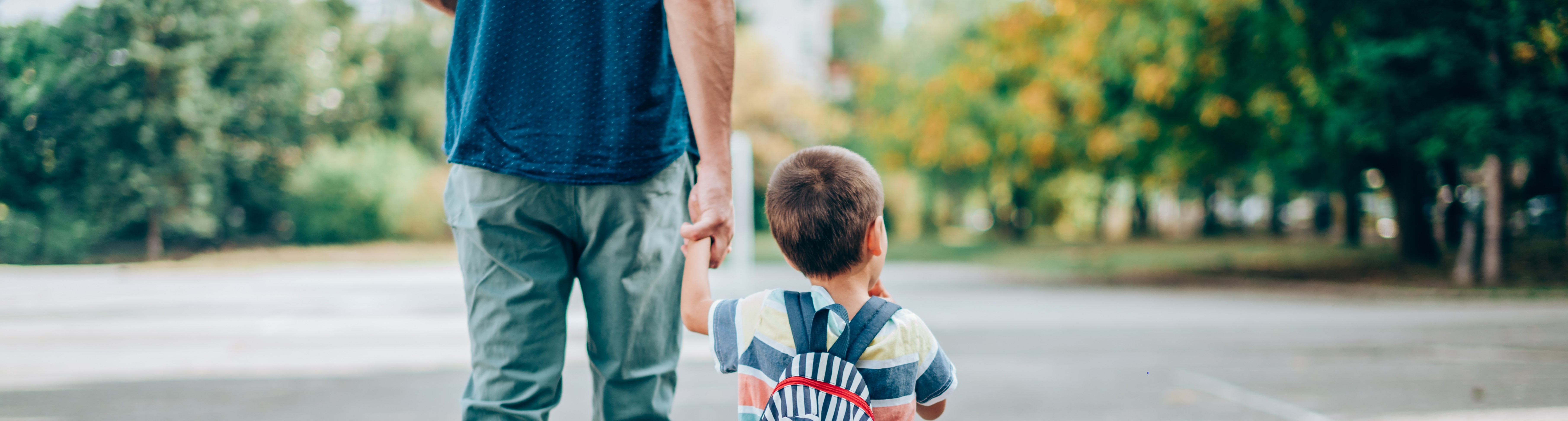 Vater und Sohn gehen in Kindergarten