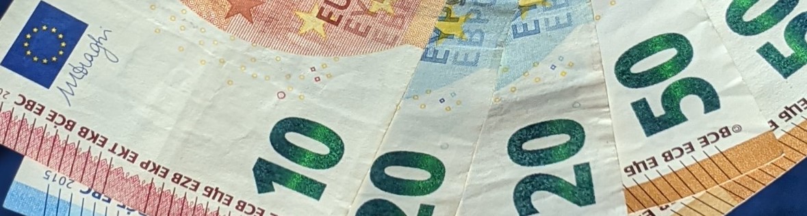 mehrere Geldscheine in EURO, Summe 150