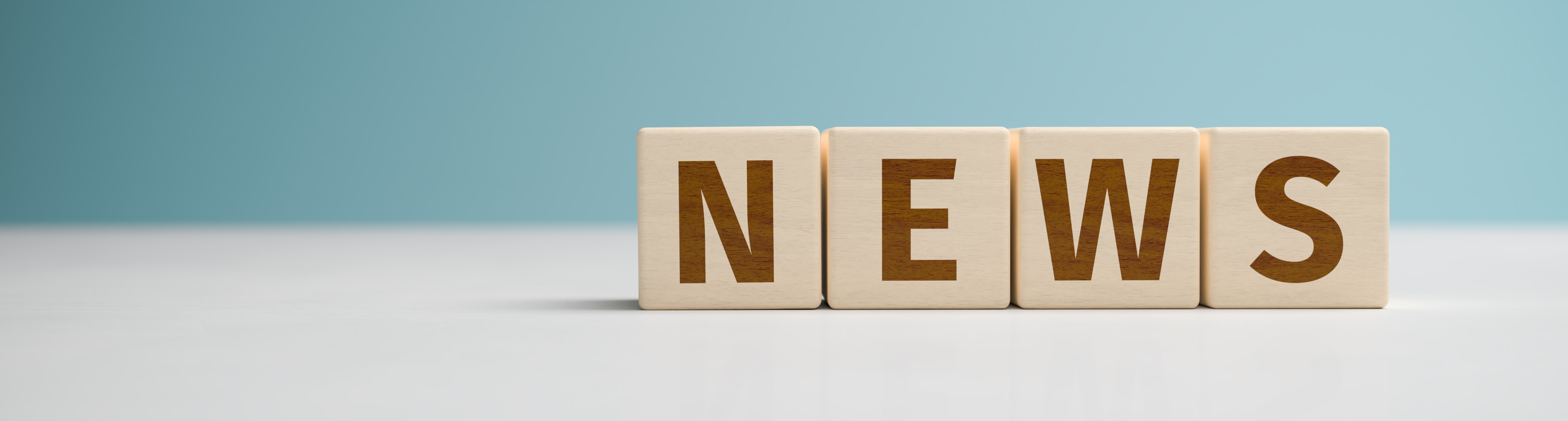 Holzbuchstaben_mit_der_Aufschrift_NEWS